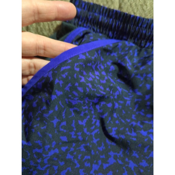 Ladies Under Armour Lined Shorts. - Picture 6 of 6